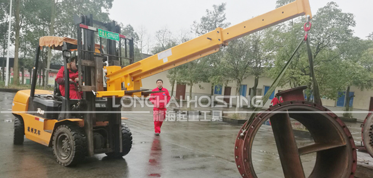 伸縮臂式貨叉吊鉤實(shí)用案例 伸縮臂式貨叉吊鉤實(shí)用案例